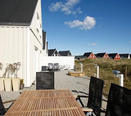 Three-bedroom Holiday In 12 *
