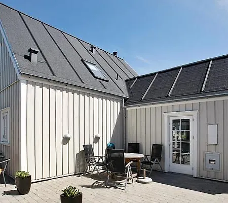 Three-bedroom Holiday In 12 *